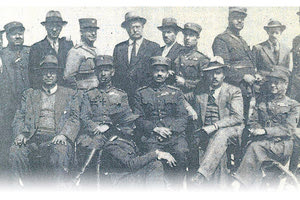 ΦΩΤΟΗΜΕΡΑΣ: Ηράκλειο Μάρτιος 1935: Κινηματίες Αξιωματικοί και δημοκρατικοί πολίτες φυλακισμένοι στα ενετικά Τείχη του Ηρακλείου εκεί που βρίσκεται σήμερα ο τάφος του Νίκου Καζαντζάκη.