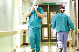 Εξαντλημένοι γιατροί, νοσηλευτές αλλά και οι ασθενείς στο Βενιζέλειο