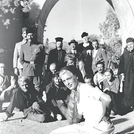 Από τα γυρίσματα του έργου “Αυτός που έπρεπε να πεθάνει” που βασίζεται στο έργο του Ν. Καζαντζάκη “Ο Χριστός ξανασταυρώνεται” (Αρχείο Δημήτρης Παπαδήμου)