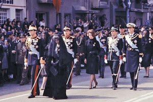ΦΩΤΟΗΜΕΡΑΣ:Στις 6 Μαρτίου 1964 πέθανε ο βασιλιάς Παύλος. Στην κηδεία του ο νέος βασιλιάς Κωνσταντίνος και η Φρειδερίκη.