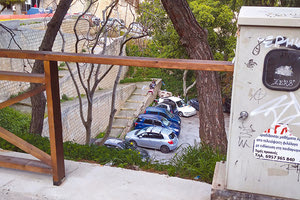 Ένα τεράστιο κενό στα προστατευτικά ξύλινα κάγκελα που έχουν τοποθετηθεί κατά μήκος της Χαριλάου Τρικούπη, προκάλεσε την αγωνία αναγνώστη της «Π» που προώθησε στη στήλη τη σχετική φωτογραφία, με την ελπίδα ότι η Λότζια θα ασχοληθεί και δεν θα κάνει ότι δε βλέπει τους κινδύνους που κυοφορούν τέτοιας μορφής προβλήματα. 