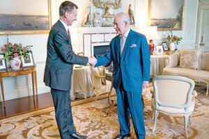 Φανερά αδυνατισμένος ο 75χρονος βασιλιάς Κάρολος υποδέχθηκε χθες το πρωί στο παλάτι του Μπάκιγχαμ τον υπουργό Οικονομικών, Τζέρεμι Χαντ, ενόψει της αυριανής συζήτησης για τον προϋπολογισμό στη Βουλή των Κοινοτήτων.