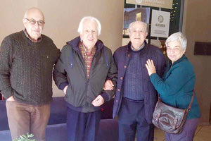 Μια ωραία φωτογραφία από την παρέα που έγινε την Κυριακή ανέβασε η Νίκη Τρουλινού. Ήταν ο συνθέτης Χρήστος Λεοντής, Νίκος Βεριγάκης, γιατρός, πρόεδρος της Ένωσης Κρητών Σπουδαστών, 1963 με 1965