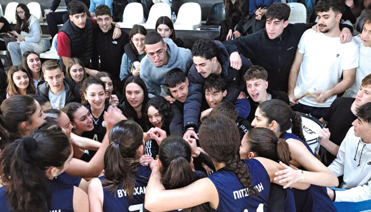 H ομάδα βόλεϊ του 11ου ΓΕΛ Ηρακλείου πανηγυρίζει τον τίτλο