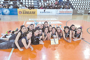 H ομάδα βόλεϊ του 11ου ΓΕΛ Ηρακλείου πανηγυρίζει τον τίτλο