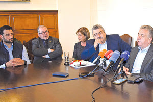 Από την υπογραφή των συμβάσεων στα Χανιά