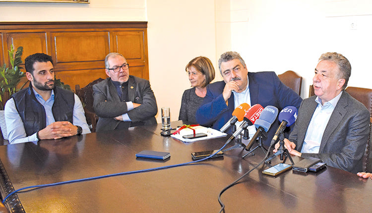 Από την υπογραφή των συμβάσεων στα Χανιά