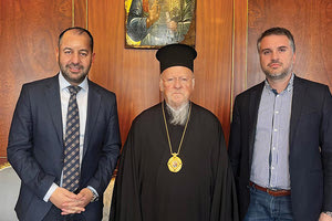 Μια όμορφη συνάντηση είχαν με τον Οικουμενικό Πατριάρχη κ. Βαρθολομαίο στο Φανάρι πρόσφατα ο τ. αντιπεριφερειάρχης Κώστας Φασουλάκης και ο ειδικός σύμβουλος Θανάσης Κύρκος.