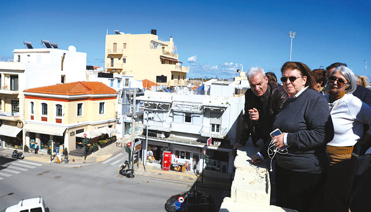 Η ΑΥΤΟΨΙΑ ΤΗΣ ΜΕΝΔΩΝΗ ΚΑΙ Η ΚΡΙΣΙΜΗ ΣΥΣΚΕΨΗ Τα τείχη προς Λότζια, αλλά χωρίς πάρκινγκ 