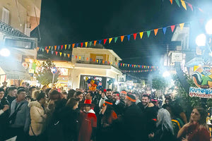 Ευκαιρία για μία ακόμη φορά να ξεφαντώσουν είχαν χθες το βράδυ στο Αρκαλοχώρι! Τσίκνισαν κι ετοιμάζονται για το κυνήγι κρυμμένου θησαυρού.