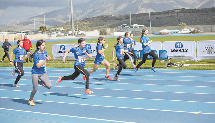 Οι μικροί εγκαινίασαν τον στίβο του σταδίου Αρκαλοχωρίου