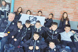 Οι μικροί κολυμβητές του ΟΦΗ με τον προπονητή τους