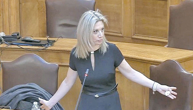 Η Μαρία Καρυστιανού συγκίνησε με την παρουσία της στην Εξεταστική Επιτροπή