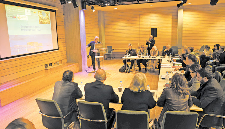 ΣΤΟΝ ΔΗΜΟ ΗΡΑΚΛΕΙΟΥ Η ΠΑΡΑΧΩΡΗΣΗ Και στο τέλος... υπέγραψε για τα Τείχη