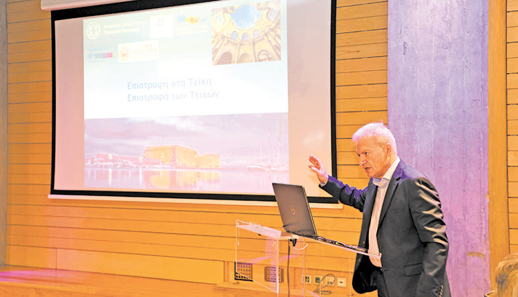 ΣΤΟΝ ΔΗΜΟ ΗΡΑΚΛΕΙΟΥ Η ΠΑΡΑΧΩΡΗΣΗ Και στο τέλος... υπέγραψε για τα Τείχη