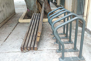 Ο ορισμός του παραλογισμού και της υποκρισίας που υπάρχει σε αυτή την πόλη. Από τη μια το σπασμένο παγκάκι, για να μη λέμε ότι δεν υπάρχει αστικός εξοπλισμός, και από την άλλη η υποδομή για τη στάθμευση των ποδηλάτων