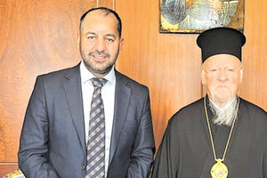 Το... μυστικό του πρώην αντιπεριφερειάρχη Κώστα Φασουλάκη στο ταξίδι του στην Τουρκία για την εμφύτευση μαλλιών αποκάλυψε «on camera» χθες στην Περιφέρεια ο περιφερειάρχης Σταύρος Αρναουτάκης