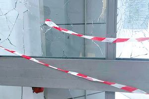 Ξέσπασαν στην τζαμαρία του Ειρηνοδικείου