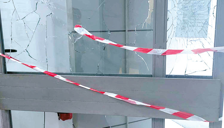 Ξέσπασαν στην τζαμαρία του Ειρηνοδικείου