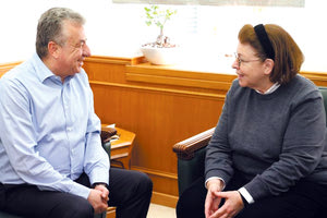 Μια μεγάλη οικειότητα και άνεση παρατηρήθηκε  στις σχέσεις Αρναουτάκη-Μενδώνη