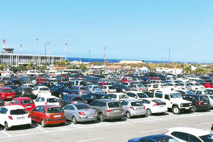 Η στάθμευση είναι ένα μεγάλο πρόβλημα για τους εργαζόμενους του αεροδρομίου Ηρακλείου, ειδικά κατά τη μακρά τουριστική σεζόν. Οι εργαζόμενοι κάθονται σε αναμμένα κάρβουνα και δεν κρύβουν τη δυσφορία τους για τη ΔΕΠΑΝΑΛ, που διαχειρίζεται το πάρκινγκ του αεροδρομίου.