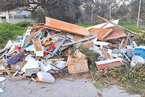 Είναι θλιβερό αυτό που συμβαίνει με τις αυτοσχέδιες χωματερές και πολύ φοβάμαι ότι τώρα που θα αρχίσει να ανοίγει ο καιρός και να γίνονται εργασίες σε σπίτια και καταστήματα και ανακαινίσεις, θα αρχίσουν πάλι να ξεφυτρώνουν σαν Λερναία Ύδρα.