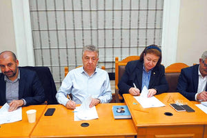 Ικανοποίηση στο Οροπέδιο Λασιθίου για την υπογραφή των δύο προγραμματικών συμβάσεων, που αφορούν στη βελτίωση της προσβασιμότητας και την αναβάθμιση των υποδομών του Δικταίου Άντρου, με συνολικό προϋπολογισμό 13,7 εκατομμυρίων ευρώ.