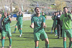 Οι παίκτες του Γιούχτα πανηγυρίζουν μετά το τέλος του ματς μαζί με τους φιλάθλους τους που έδωσαν δυναμικό «παρών» στις Αρχάνες