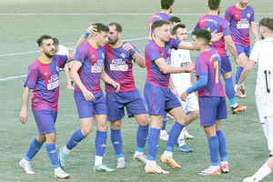 Οι παίκτες του Αλμυρού πανηγυρίζουν την μεγάλη σε έκταση νίκη τους