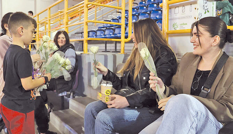 Ένα τριαντάφυλλο σε κάθε γυναίκα

«Φώτισε» το γήπεδο από το χαμόγελο των γυναικών που παρακολούθησαν την αναμέτρηση της Αναγέννησης με τον ΕΦΑΟΖ.