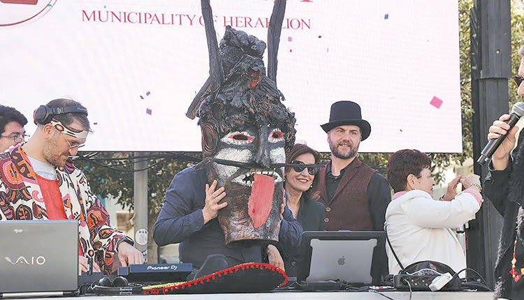 Την έναρξη της παρέλασης του καρναβαλιού κήρυξε ο δήμαρχος Ηρακλείου Αλ. Καλοκαιρινός φορώντας μία σιβιανή μάσκα