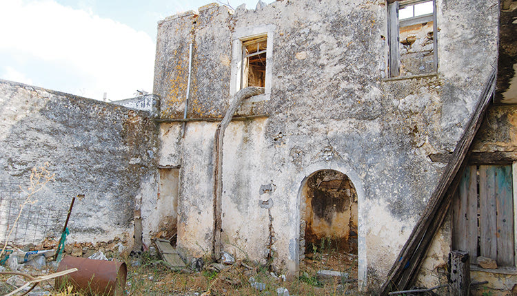 Το σπίτι που στέγαζε το Ειρηνοδικείο Καστελλίου Πεδιάδος από τα έτη 1887 ως  το 1930. Στη συνέχεια στέγασε τον Σταθμό Χωροφυλακής μέχρι την έναρξη του  Β΄ Παγκοσμίου  Πολέμου.  Στην αυλή του, οι γυναίκες του Διαβαϊδέ, (περιοχής Καστελλίου), καθάριζαν και  «αλάτιζαν» τις πατάτες για τα στρατεύματα του Ρόμελ. Στη συνέχεια οι πατάτες φορτώνονταν στα μεταγωγικά γερμανικά αεροπλάνα  Gigant 323 στο αεροδρόμιο Καστελλίου και κατευθύνονταν στο μέτωπο της Αφρικής.