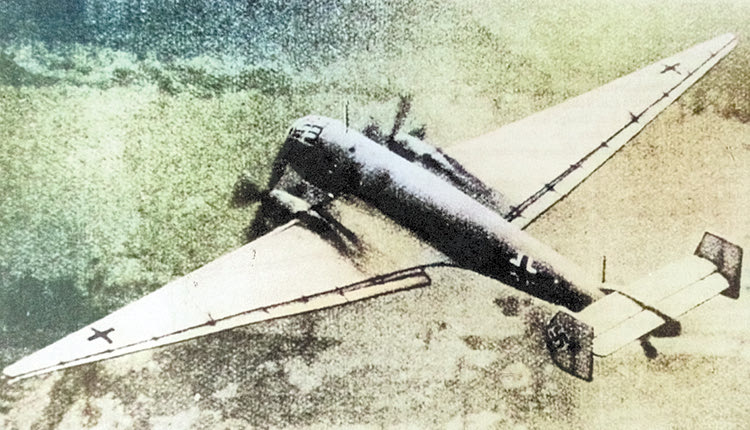 Αεροπλάνο Ju 86 σε πτήση 14.000 ποδών. Με το καύσιμο GM 1 (υγρό οξυγόνο),  που φυλασσόταν στις αποθήκες καυσίμων στο χωριό Αποστόλοι Πεδιάδος, τα  αεροπλάνα αυτά κάνοντας συνεχώς κύκλους πάνω από το αεροδρόμιο Καστελλίου  έφταναν στα 4.000 μέτρα ύψος και κατόπιν στα 14.000 μέτρα με τη βοήθεια του  υγρού οξυγόνου. Τα συμμαχικά αεροπλάνα πετούσαν μέχρι τα 11.000 μέτρα και έτσι  τα Ju 86 εκτελούσαν ανενόχλητα την αποστολή τους.