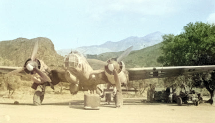Γερμανικό αεροπλάνο στο αεροδρόμιο Καστελλίου. Στο βάθος διακρίνεται η κορυφή «Αφέντης» των Λασιθιώτικων Βουνών  