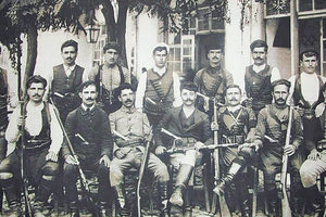 ΦΩΤΟΗΜΕΡΑΣ: ΜΑΧΗΤΕΣ ΤΗΣ ΕΠΑΝΑΣΤΑΣΗΣ του Θερίσου (Μάρτιος 1905). Εικάζεται πάντως ότι το στιγμιότυπο τραβήχτηκε αργότερα, το 1912, όταν ετοιμάζονταν να πάνε στο μακεδονικό μέτωπο.