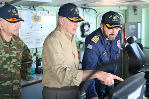 Ξαφνική επίσκεψη Δένδια στη φρεγάτα «Ύδρα»