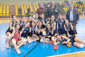 Οι αθλήτριες του 11ου λυκείου πανηγυρίζουν τον τίτλο