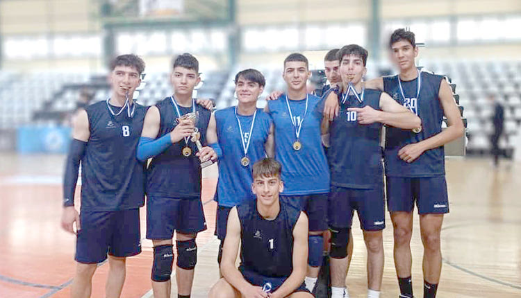  Η ομάδα του λυκείου Μοιρών που πήρε τον τίτλο στο βόλεϊ