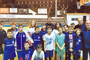 Ο Πύρρος Δήμας με μικρούς αθλητές του «Ηράκλειο» ΟΑΑ