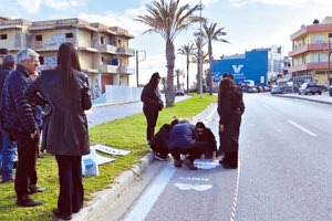 Μέλη του Συλλόγου SOS Τροχαία Εγκλήματα αποτυπώνουν δύο πεταλούδες στην άσφαλτο της παραλιακής του Ηρακλείου