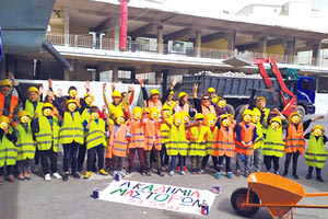 Η «Ακαδημία Μαστόρων» μπροστά από το ατέλειωτο σχολείο της