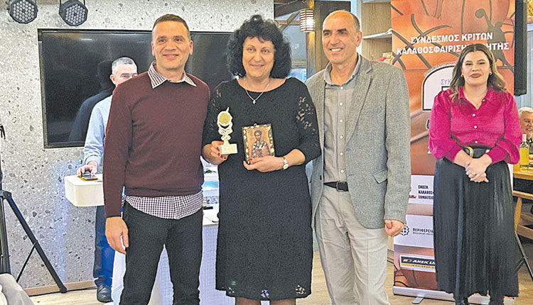 Ο κ. Μακρής βράβευσε την κ. Πετρόσογλου έχοντας δίπλα του τον κ. Σμυρνάκη