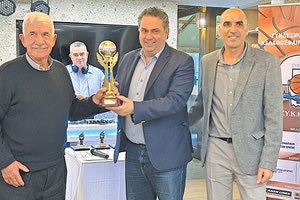 Ο κ. Πιτσούλης βραβεύει τον κ. Χατζάκη