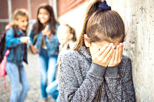 Μέχρι σήμερα οι διευθυντές σχολείων θα πρέπει να ορίσουν υπεύθυνους για τις επώνυμες καταγγελίες περιστατικών bullying