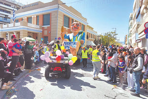 Άρματα από το Μαλιώτικο Καρναβάλι συμμετείχαν στην Καστρινή Αποκριά απευθύνοντας κάλεσμα συμμετοχής στους Ηρακλειώτες
