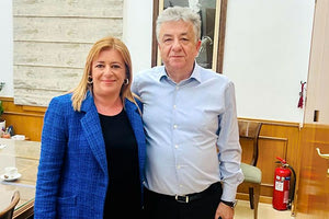 Σας είχα ενημερώσει εδώ και μέρες ότι στις 13 Μαρτίου πάει Περιφέρεια η Μαρία Καναβάκη ως σύμβουλος του περιφερειάρχη. Όπερ και εγένετο. Χθες η πρώην αντιδήμαρχος παρουσιάστηκε στο νέο της πόστο. «Νέο ξεκίνημα κοντά στον Περιφερειάρχη Κρήτης, Σταύρο Αρναουτάκη. Τον ευχαριστώ πολύ!» έγραψε η ίδια.