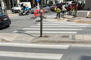 Τέτοια τάξη, τέτοια αλφαδιά σε αυτή την πόλη! Και σχεδιασμός που σβολώνει! Έξυσαν τις διαβάσεις πεζών στην Μίνωος πριν  περίπου 2 μήνες. Για καιρό έμεινε ο δρόμος χωρίς εμφανείς διαβάσεις και μόλις προχθές πήγαν και τις  έβαψαν με μηχανήματα κλπ, τις έκαναν «τζάμι»! Εντάξει, φαινόταν ότι πολύ γρήγορα ξέβαψαν αλλά χθες πήγε το…συνεργείο του εργολάβου με οπτικές ίνες να τις… αποτελειώσει. Όλα αυτά με δικά μας… λεφτά, τι τους ενδιαφέρει λοιπόν!