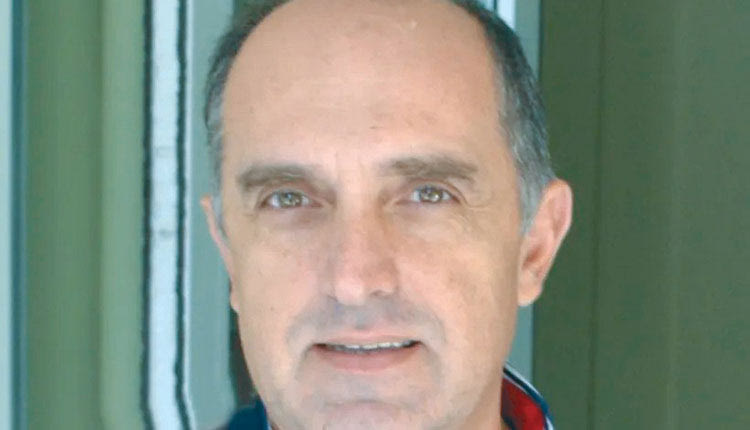 Επίσης ο κ. Παπαδάκης είναι ο ένας από τους δύο Έλληνες επιθεωρητές Δημόσιας Υγείας που επελέγησαν από τον( Π.Ο.Υ) Παγκόσμιο Οργανισμό Υγείας προκειμένου να εκπαιδεύουν συναδέλφους τους σε θέματα επιθεώρησης και έκδοσης πιστοποιητικών υγιεινής πλοίων και κρουαζιερόπλοιων.