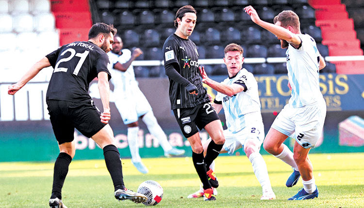 Ο Τοράλ που διακρίνεται στην φωτο μαζι με τον Ριέρα απο το ματς με την Κηφισιά στο Ηράκλειο απουσιάζει σήμερα λόγω τραυματισμού