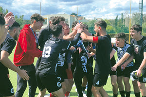 To λύκειο Γαζίου πανηγυρίζει το πρωτάθλημα ποδοσφαίρου νομού Ηρακλείου